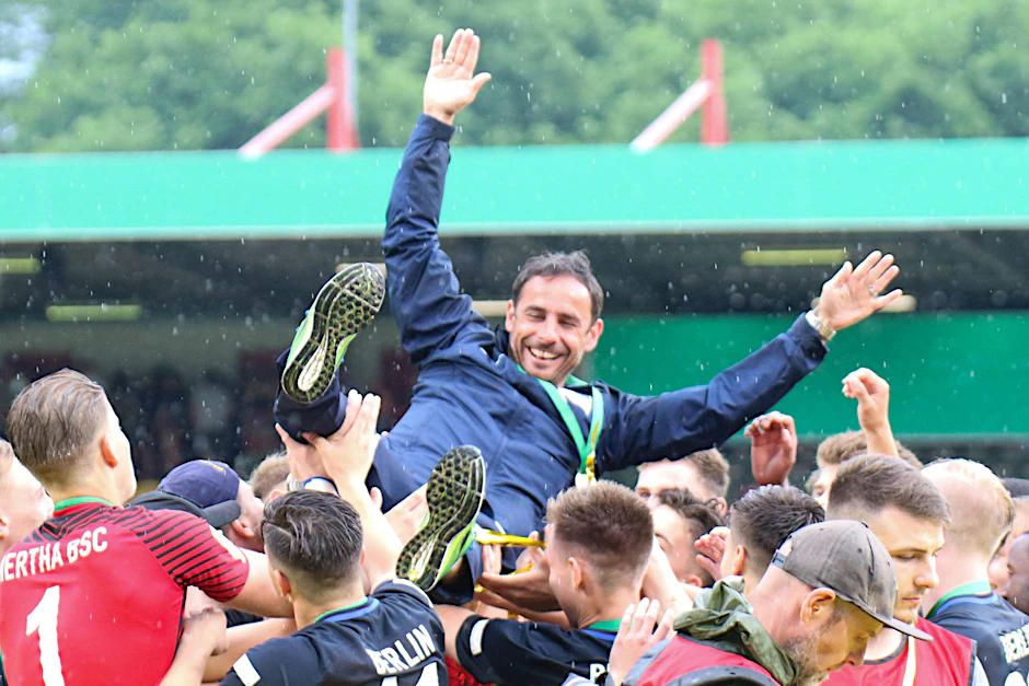 Hoch soll er leben! Trainer Michael Hartmann wird von seinen Jungs gefeiert.