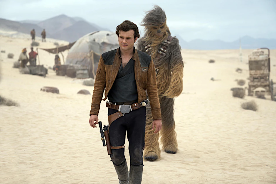 Der Beginn einer wunderbaren Freundschaft: Han Solo (Alden Ehrenreich) und Chewbacca (Joonas Suotamo) in einer Szene des Films „Solo: A Star Wars Story“. 