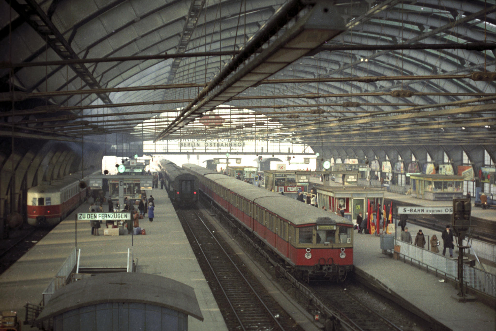 Damals wie heute dient der Bahnhof dem Fern- und Regional- sowie S-Bahn-Verkehr. 