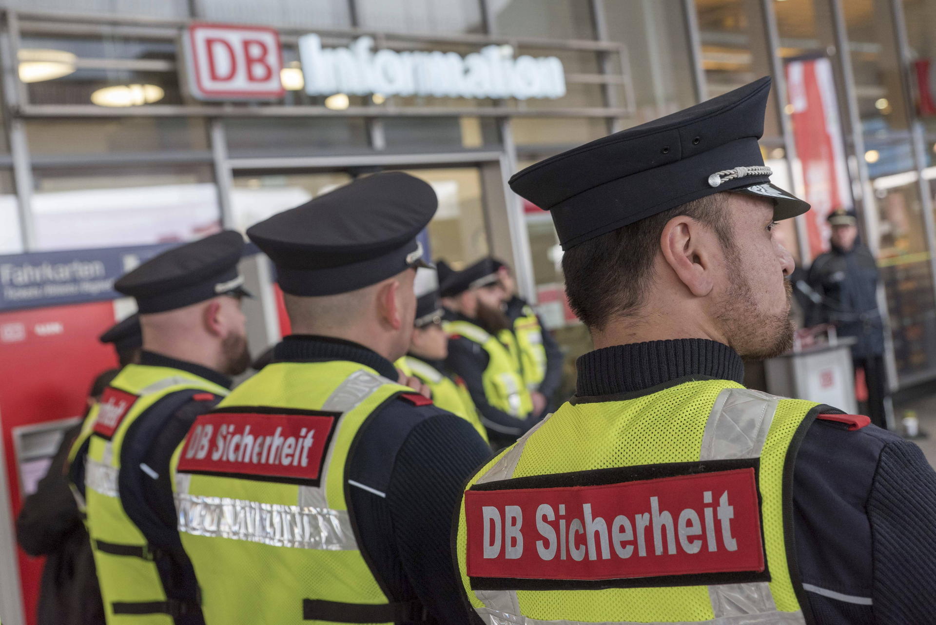 Mitarbeiter von DB Sicherheit: Auch am Alexanderplatz wurde das Personal aufgestockt.  