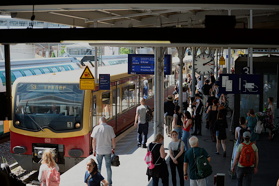 Bei der S3 Richtung Erkner am Ostkreuz stellen sich große Pünktlichkeitsprobleme ein. 