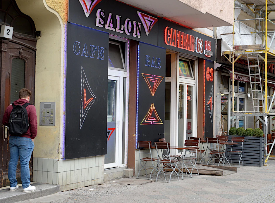 In manchen Cafés mit Spielautomaten gibt es vielleicht auch Kaffee.  