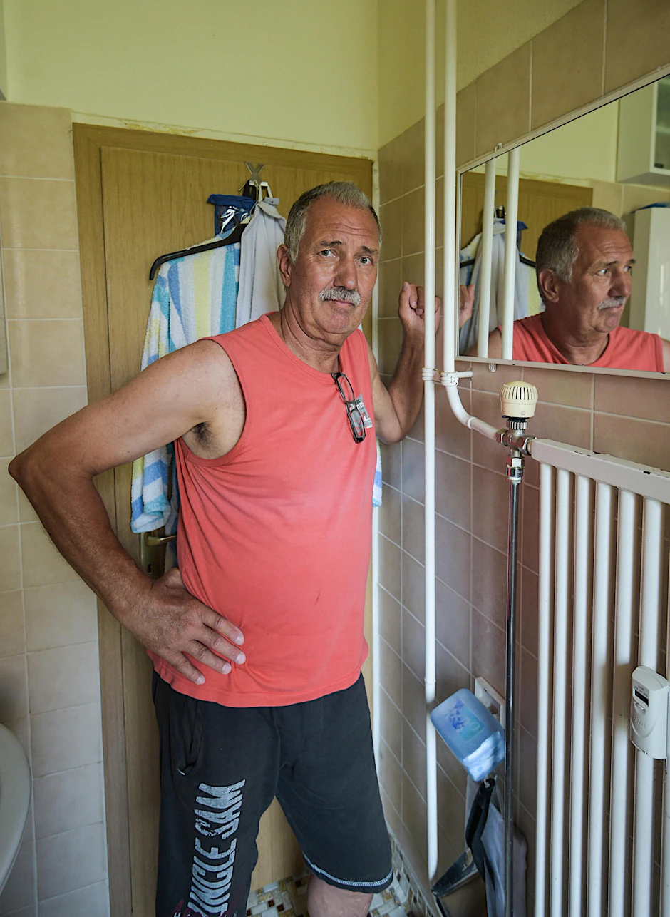 Mieter Wolf-Dietrich Kniffka (68) neben der Heizung im Badezimmer seiner Wohnung.