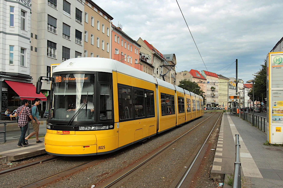 Bahn der Linie M8 (Symbolbild)