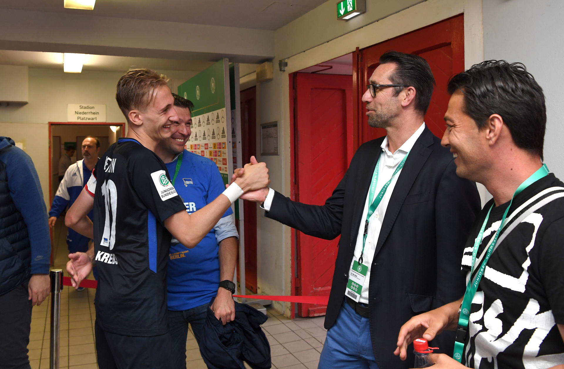 Glückwünsche von ganz oben: Hertha-Manager Michael Preetz gratuliert Kapitän Florian Krebs.
