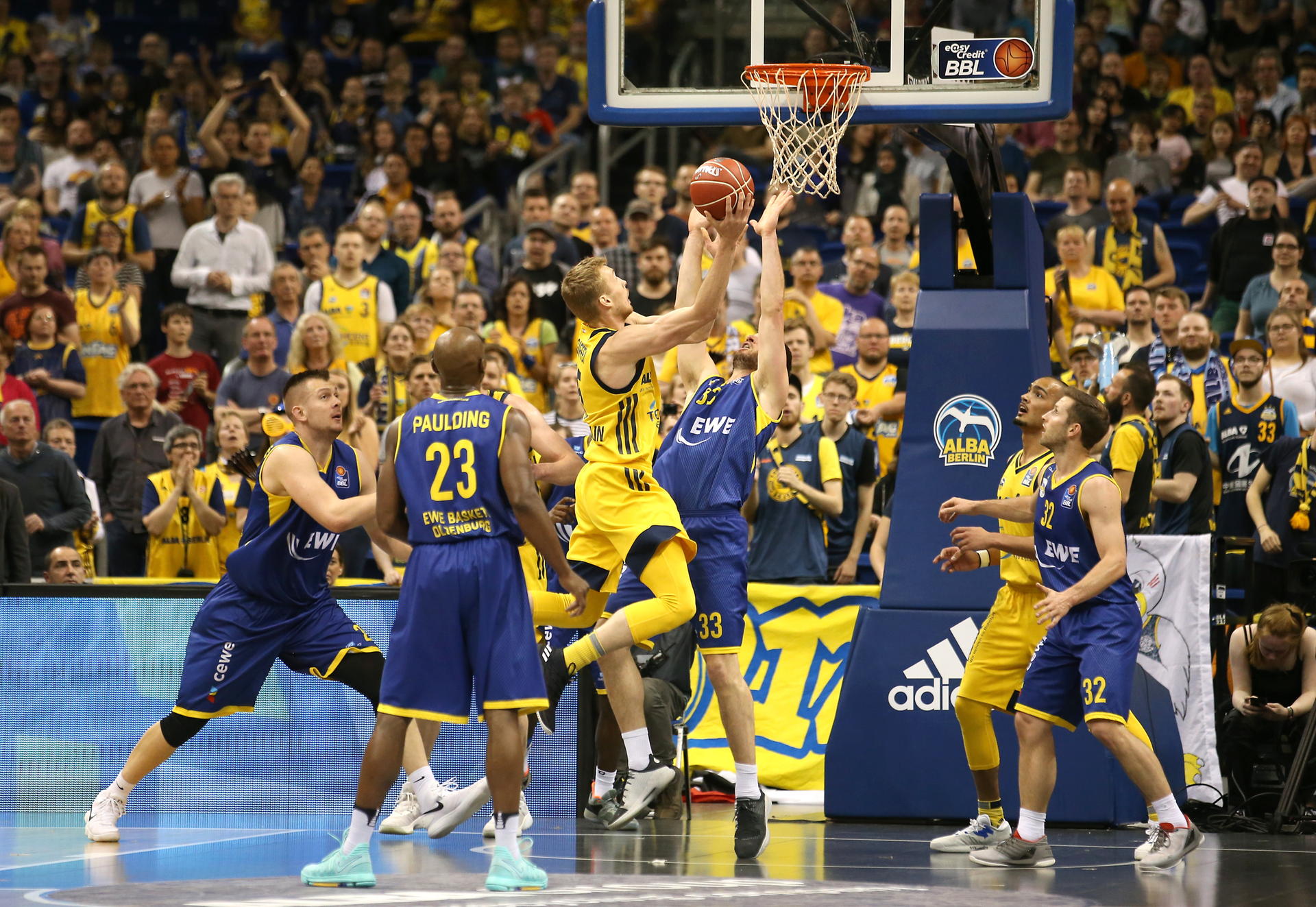 Niels Giffey am Korb.