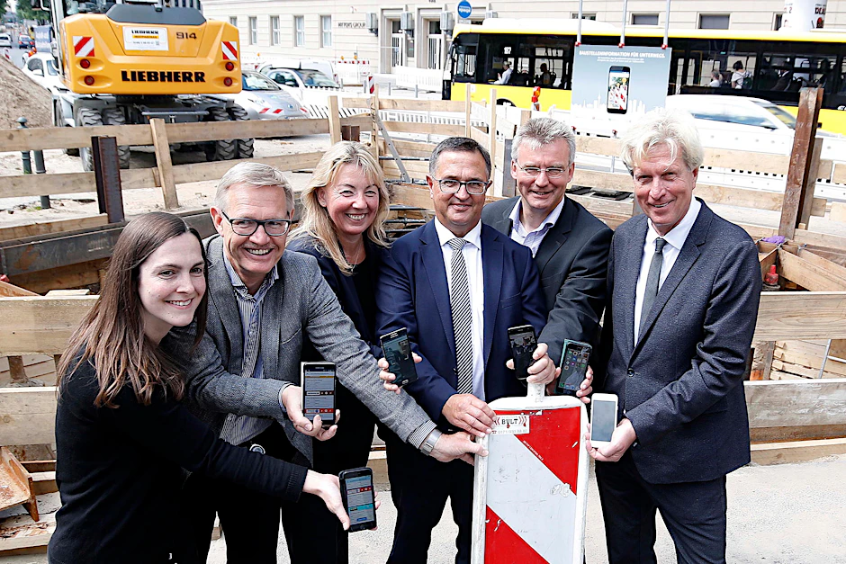 Die Vertreter der fünf Leitungsbetriebe und des App-Auftraggebers infrest stellten das Baustellen-Informationssystem an der Potsdamer Straße vor.