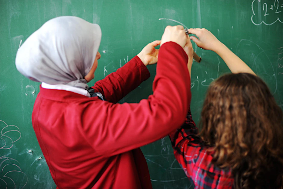 Eine Lehrerin mit Kopftuch an der Grundschule: Das widerspricht dem Berliner Neutralitätsgesetz, entschied jetzt ein Arbeitsgericht.