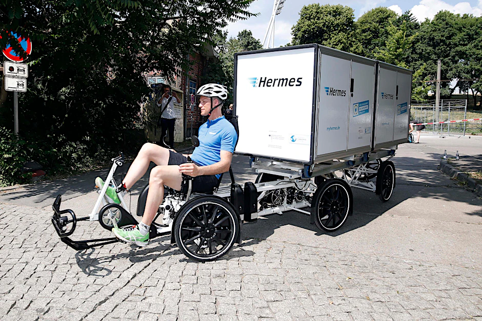 Ein Sattelzug, aber ohne Motor. Der Hermes-Fahrer muss mächtig in die Pedale treten, damit es vorangeht. 