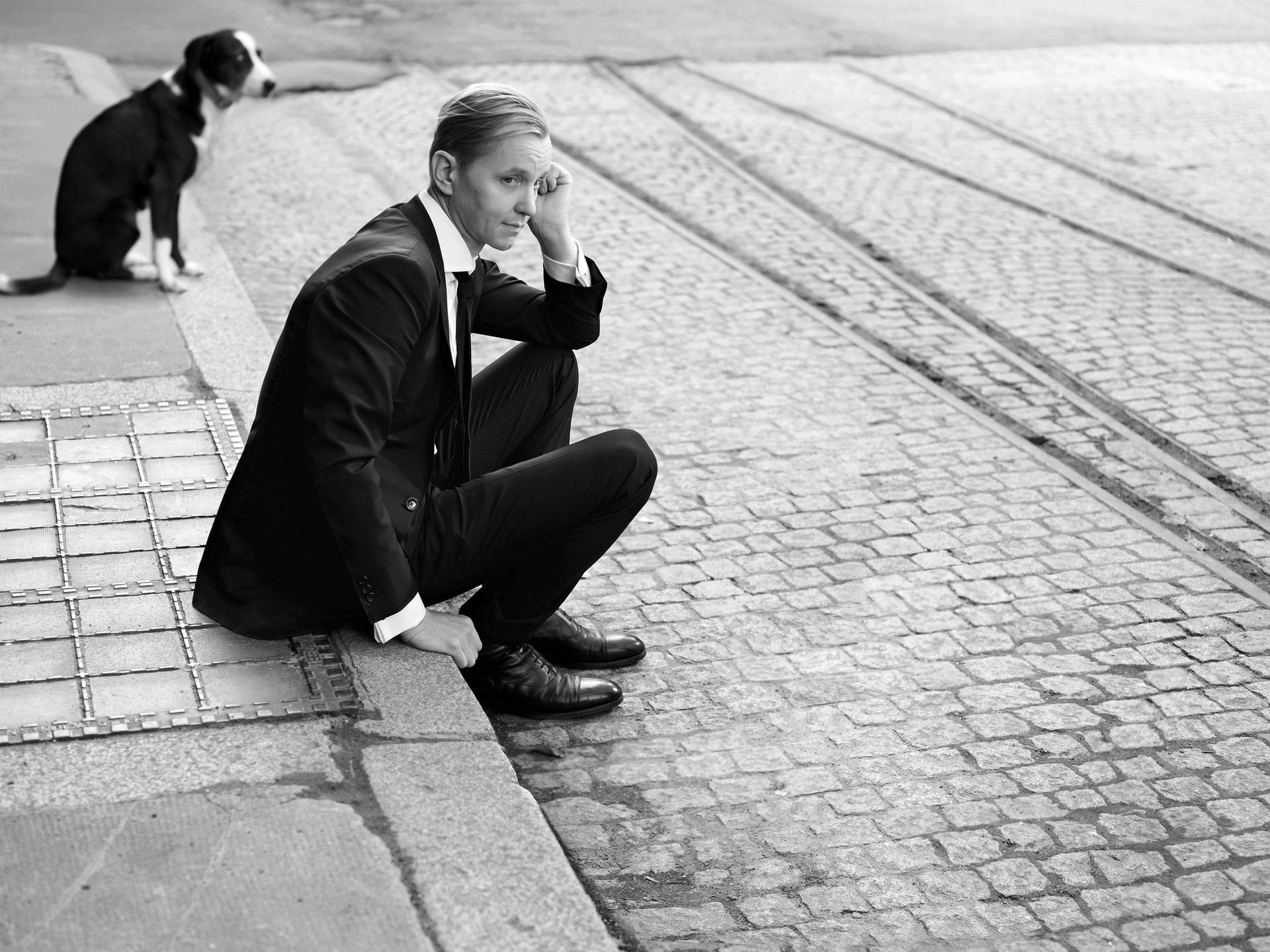 Ebenfalls von Olaf Heine fotografiert: Max Raabe im Rinnstein. Fotos aus 2010.