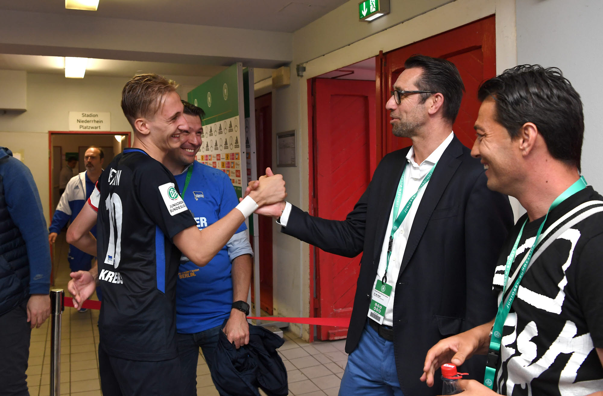 Glückwünsche von ganz oben: Hertha-Manager Michael Preetz gratuliert Kapitän Florian Krebs.