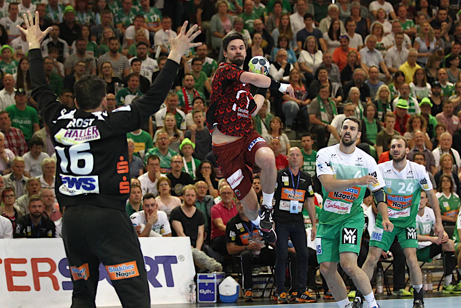 Fuchs Fabian Wiede fliegt mit Schwung auf Göppingens Keeper Primoz Prost zu.