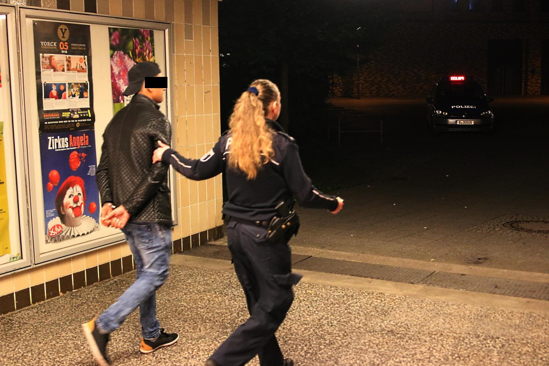 Eine Polizistin führt einen der beiden Schläger (16, 17) aus Bulgarien ab.