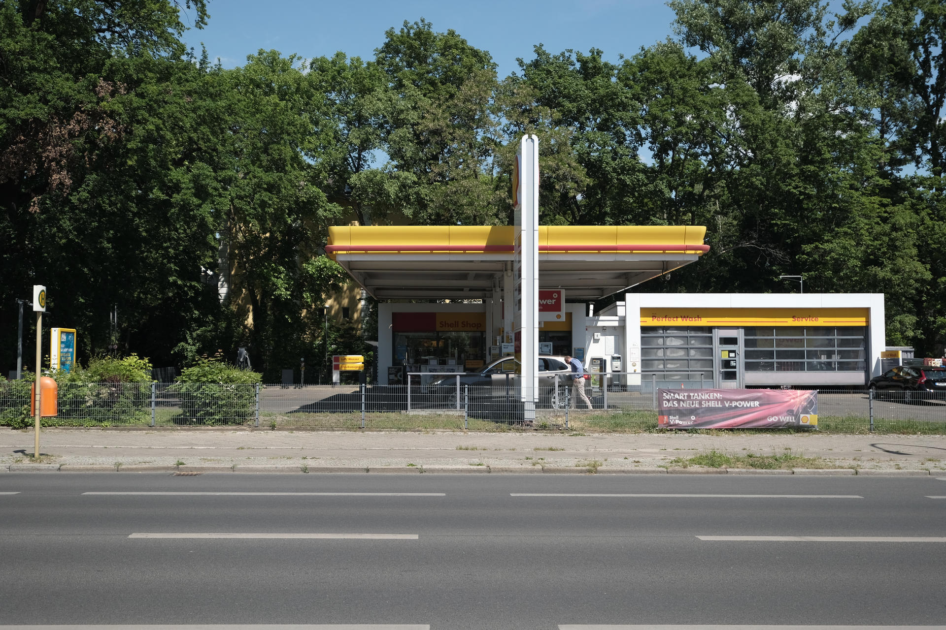 Die Tankstelle. Kundendienst: An dieser Shell-Station in der Königsberger Straße in Halensee  lernte  Doris A. ihren Lover Serdar E. kennen und heckte mit ihm den Mordplot aus.