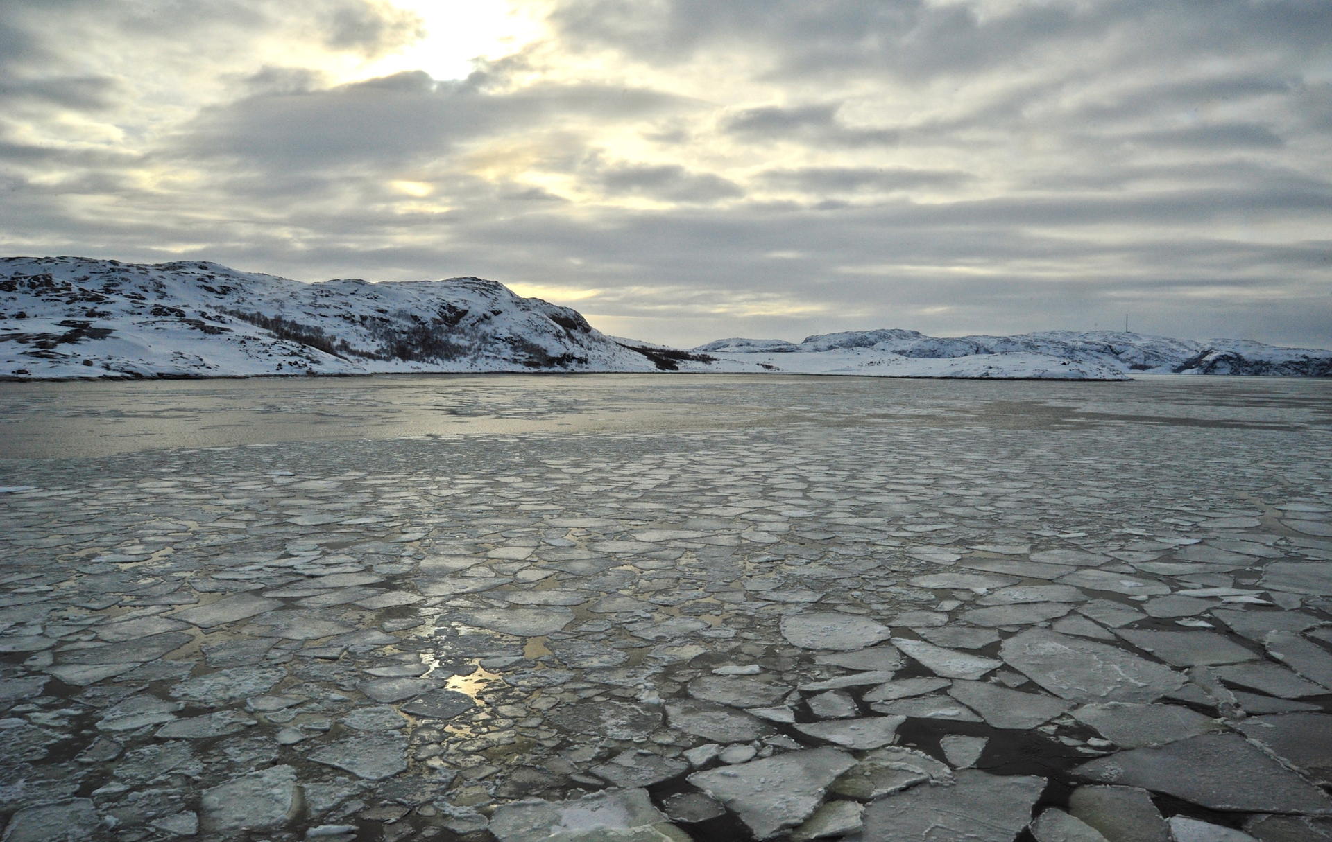 In Mitteleuropa beginnt gerade der Frühling, auf der Barentssee bei Kirkenes schwimmen Eisschollen.