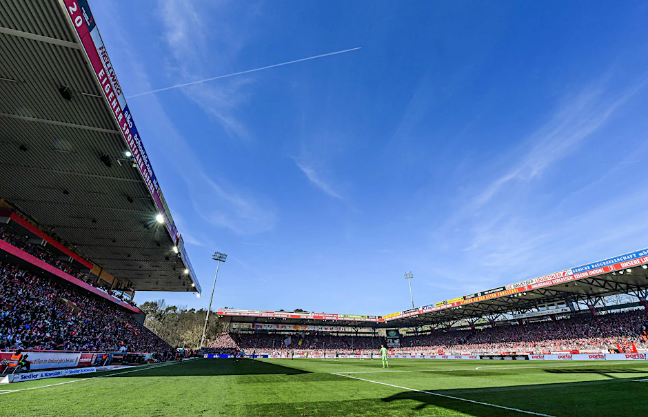 In der Alten Försterei soll endlich das Geheimnis um den neuen Fußballlehrer gelüftet werden.