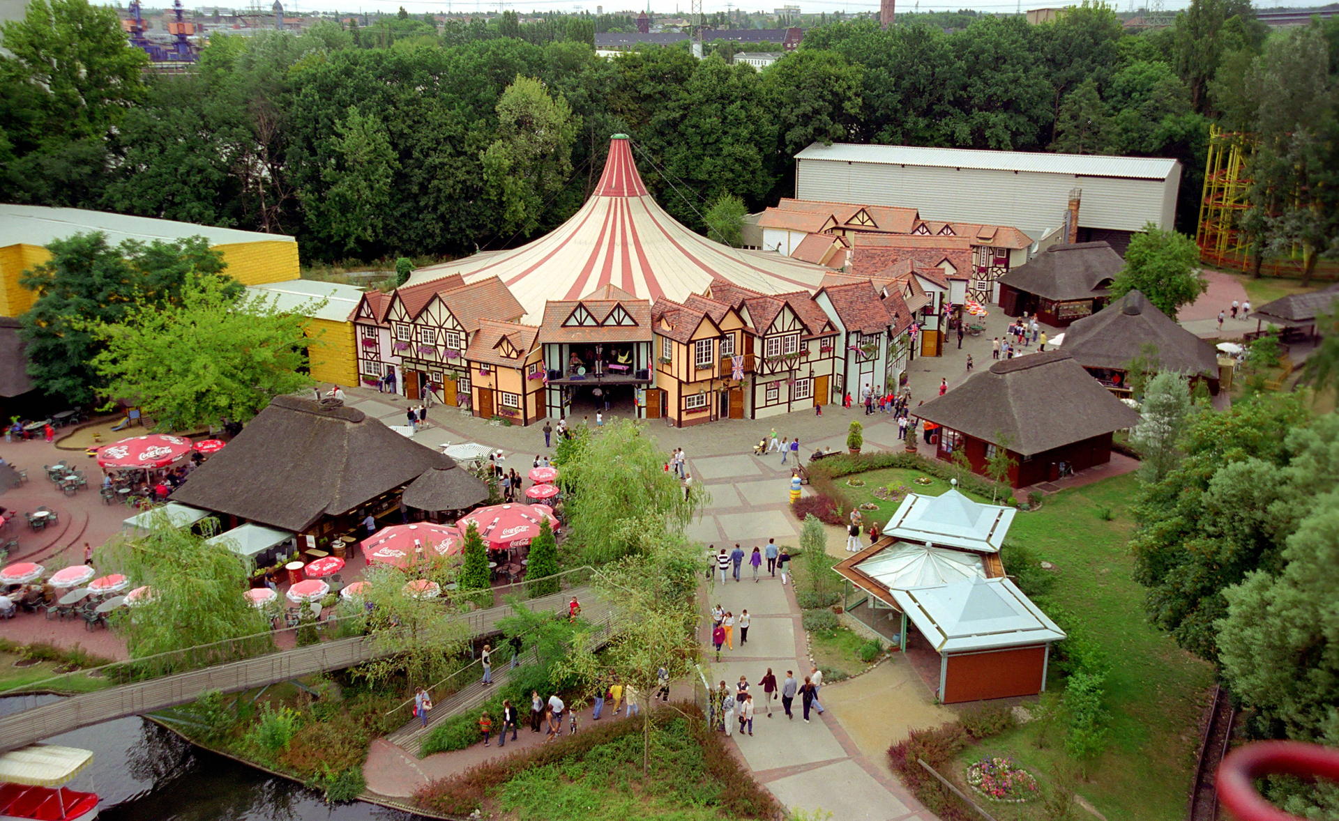 1999 war der Spreepark noch in Betrieb. Doch es kamen immer weniger Besucher – 2001 nur noch 400.000. 