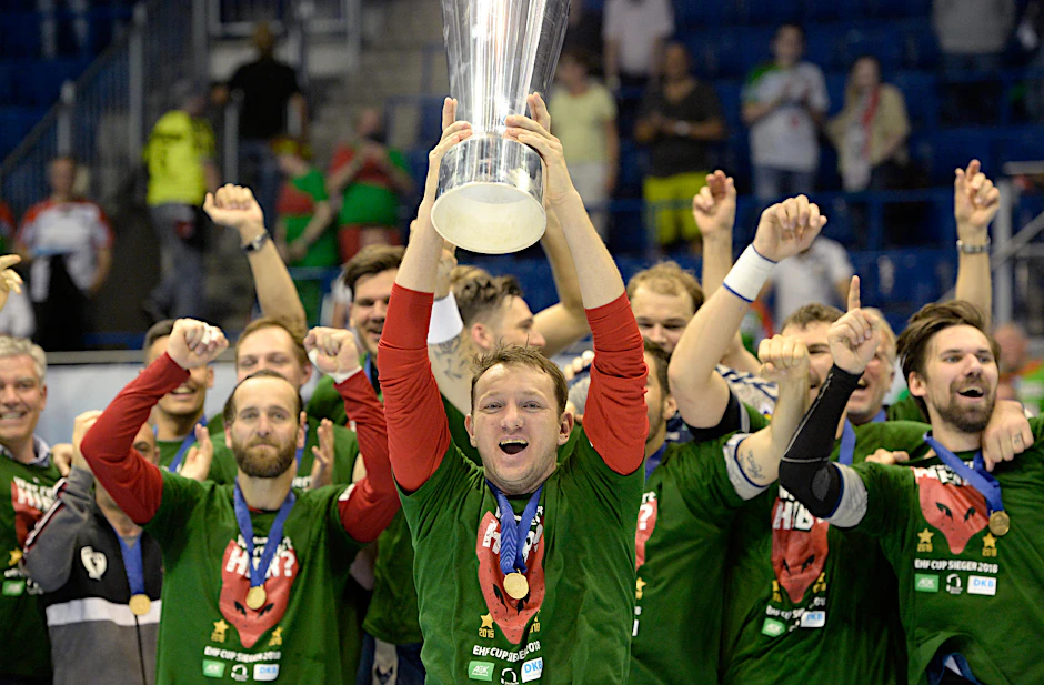 Petr Stochl streckt den EHF Pokal in die Höhe. 