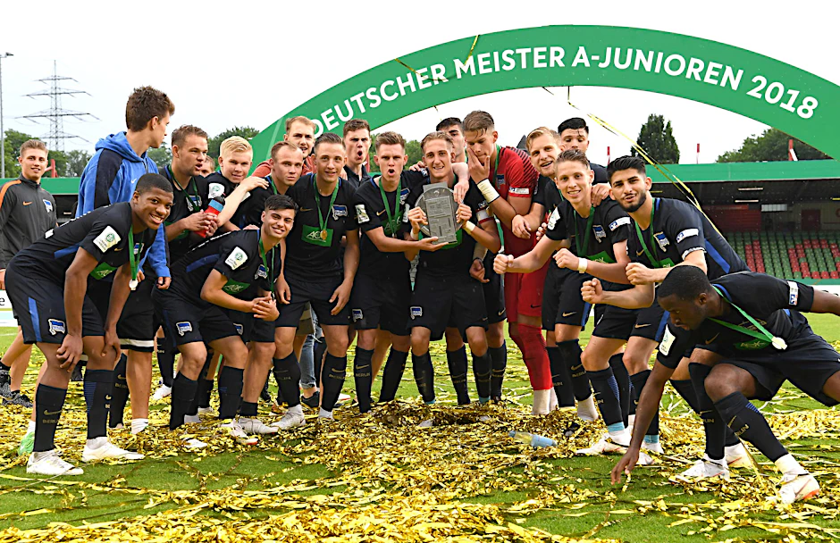 So sehen Sieger aus! Herthas Junioren sind Deutschlands Beste, feiern den Titel ausgelassen.