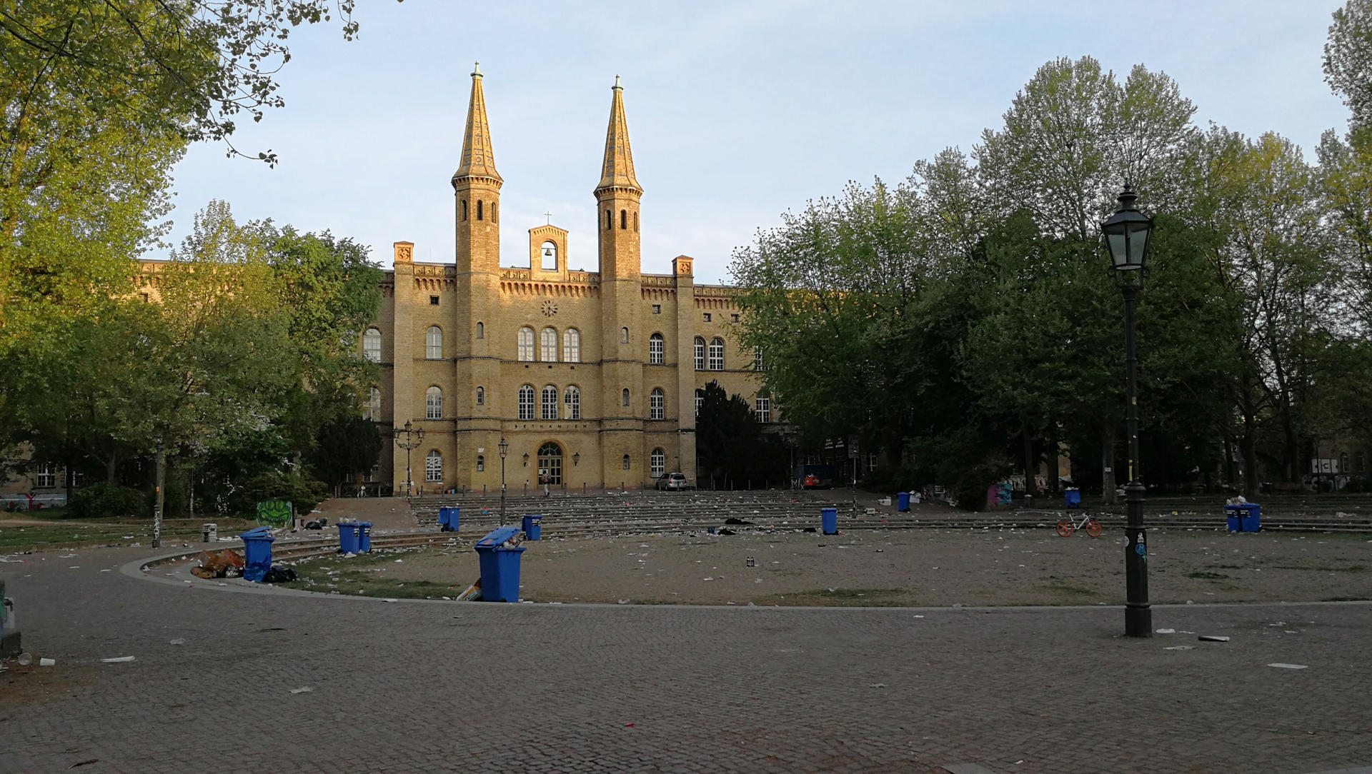 Am Bethanien wartete am Morgen allerdings noch viel Arbeit auf die Saubermänner und -frauen.