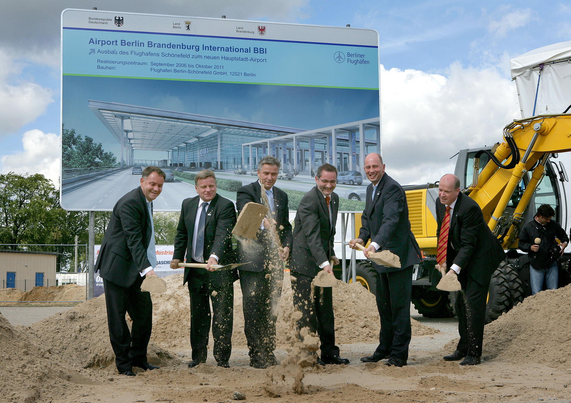 Beim ersten Spatenstich für den BER 2006 ahnt Wowi noch nicht, dass der Flughafenbau zum Desaster wird.  