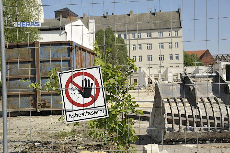 Das gefährliche Asbest wurde vor allem in Gebäuden aus den 50er- bis 70er-Jahren verbaut. Symbolbild