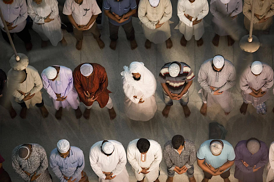 Muslime beim Gebet in einer Moschee. 