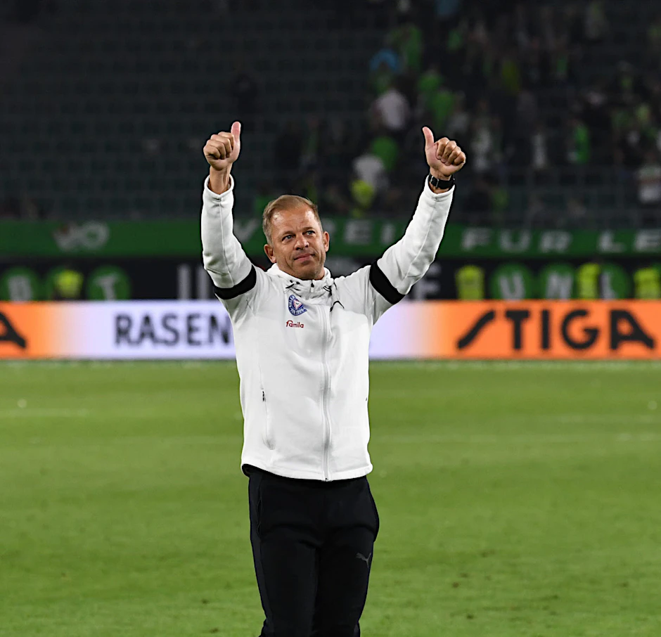 Markus Anfang dankt den Kieler Fans.