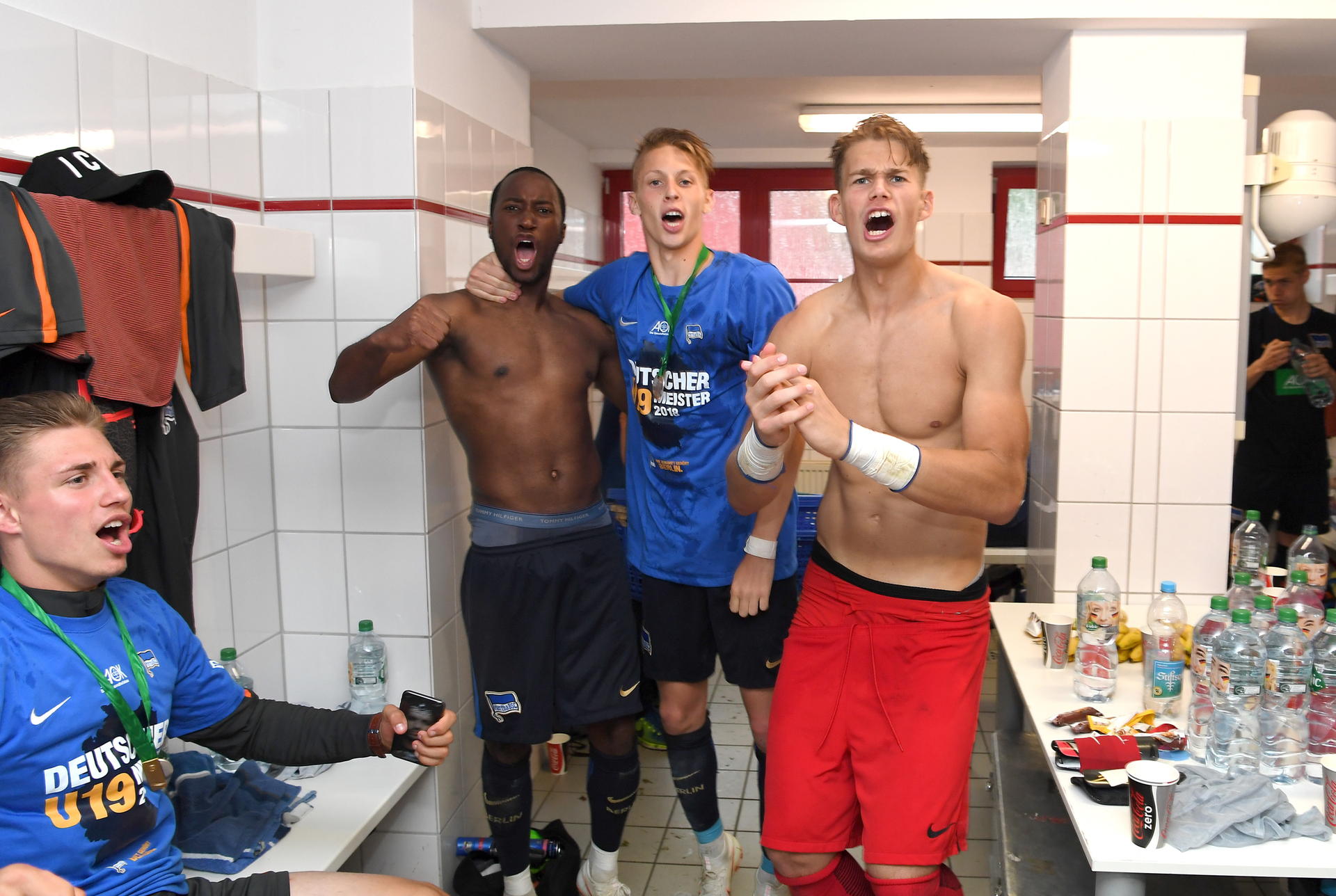 Verteidiger Panzu Ernesto, Mittelfeldmann Palko Dardai und Torhüter Dennis Smarsch (v.l.) lassen es in der Kabine krachen. 
