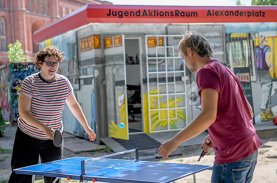 Der Andrang von Jugendlichen ist überschaubar, stattdessen finden die beiden Sozialarbeiter Kathrin Lehnen und Amos Gerstmann am "JARA" (Jugendaktionsraum) Zeit zum Tischtennis-Spiel.