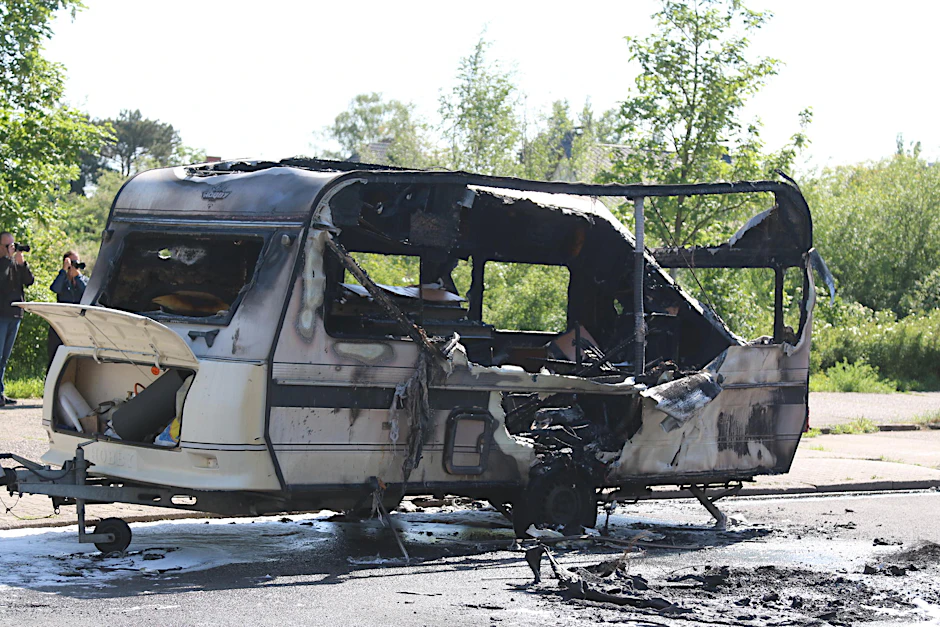 Das Feuer griff auf einen Wohnwagen-Anhänger über, der ebenfalls abbrannte.