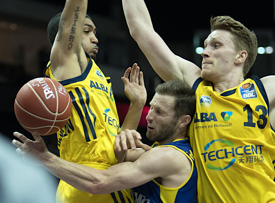 Alba-Sandwich mit Oldenburger Belag: Marius Grigonis (r.) und Peyton Siva  nehmen Mickey McConnell in die Mangel. 