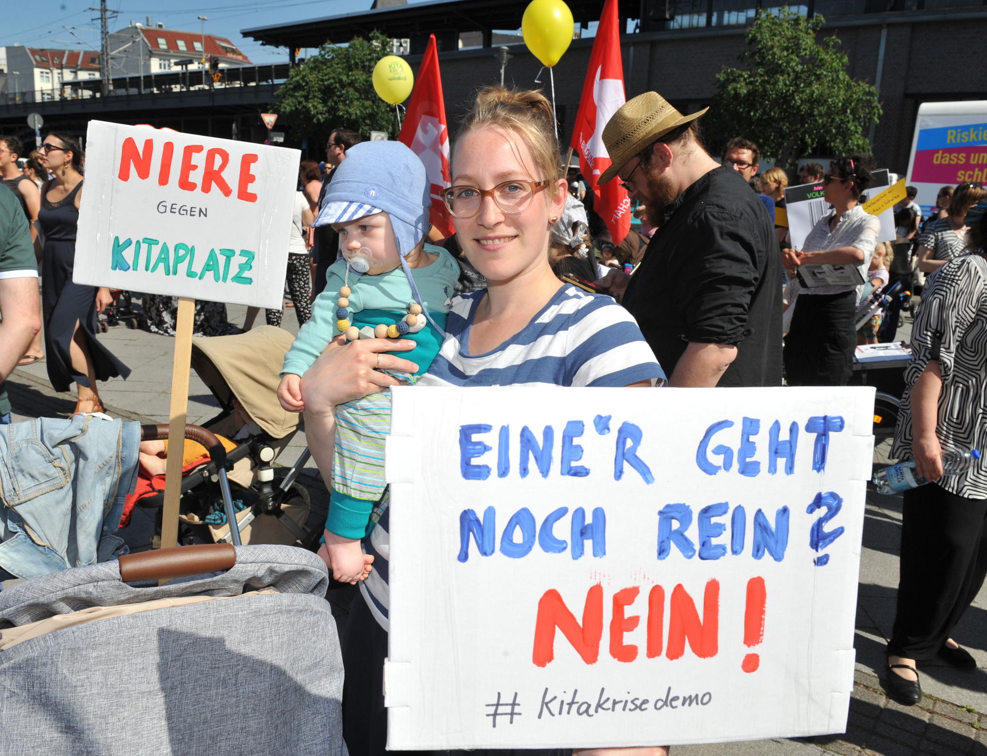 Natascha Sorg (30) mit Sohn Arthur (7 Monate), aus Friedrichshain: „Für meinen Sohn suche ich noch immer einen Betreuungsplatz. Dabei habe ich mich schon angemeldet, als ich schwanger war. Bei einer Kita-Besichtigungen waren einmal 120 Eltern, es gab nur zwei freie Plätze.“ 