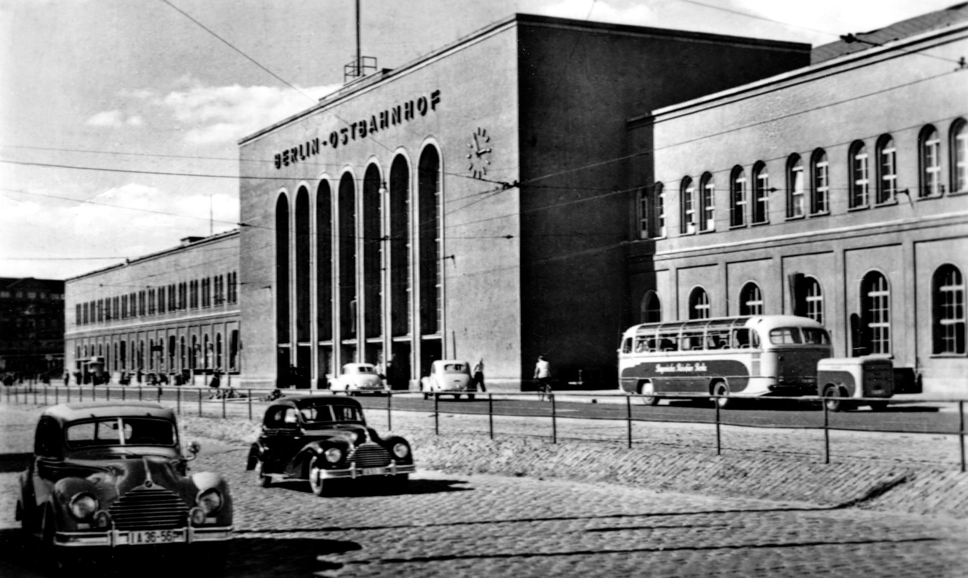 Als  Drehkreuz Europas dient der Bahnhof 1955 nicht mehr.     Züge rollen noch nach  Skandinavien und auf den Balkan. Und aus Polen, der Tschechoslowakei, Ungarn und der UdSSR reisen Staatsoberhäupter an.