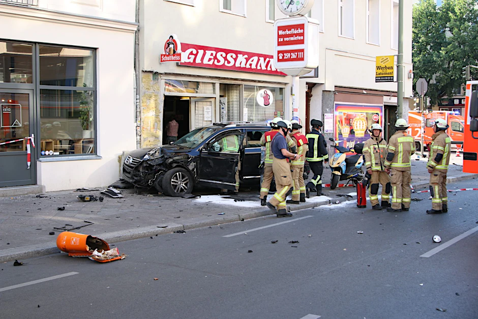 Das völlig zerstörte Fahrzeug.