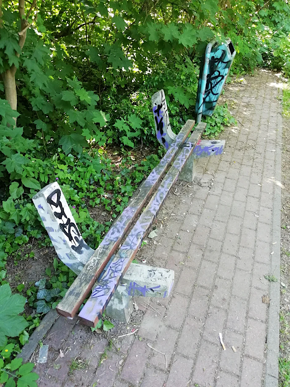 Zwei Holzlatten als Sitzfläche und sonst nichts: Für den Bezirk ist das eine heile und einwandfreie Parkbank.