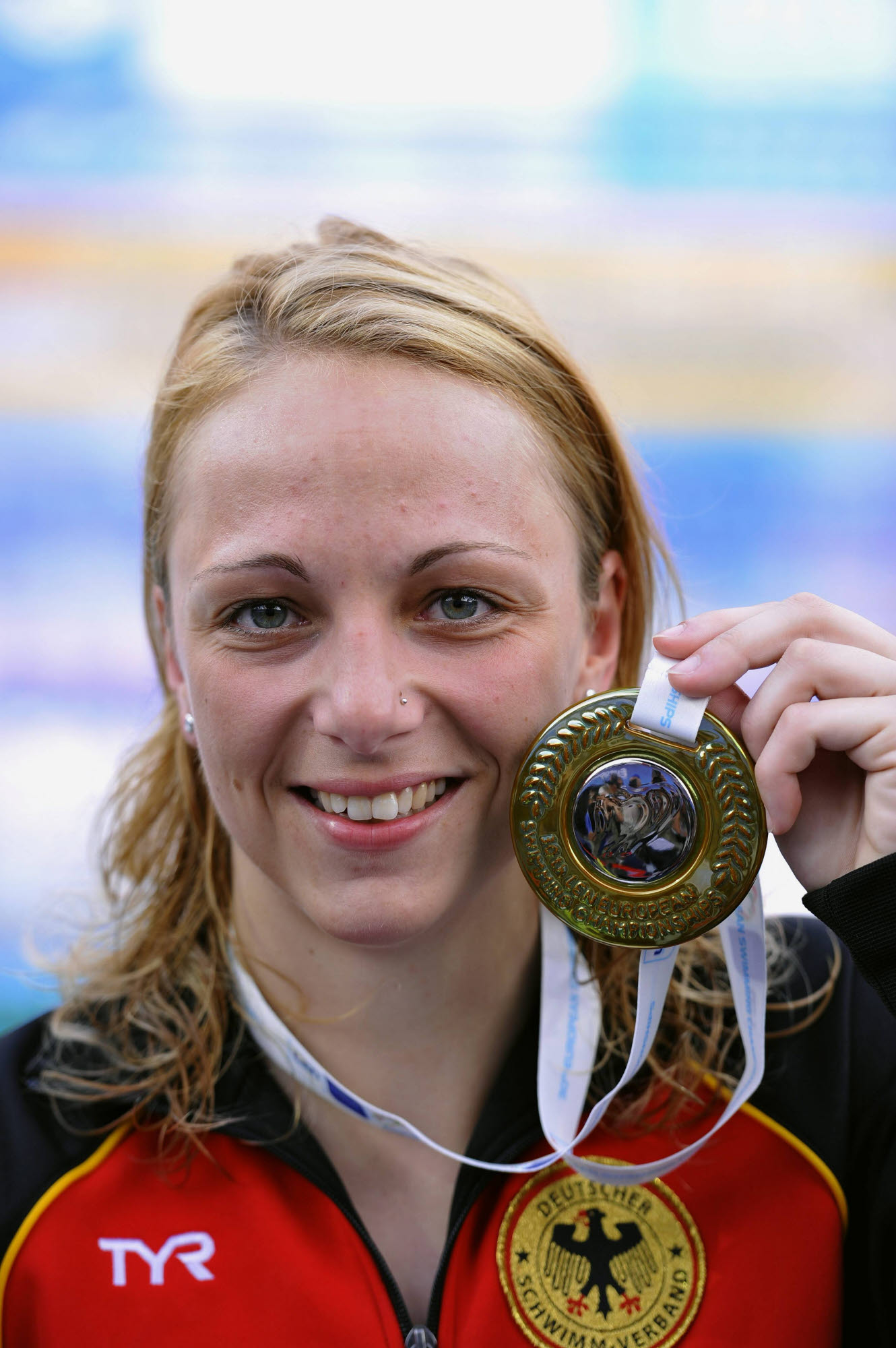 Mulle mit Medaille. Hier zeigt sie ihr Silber bei der EM 2010.