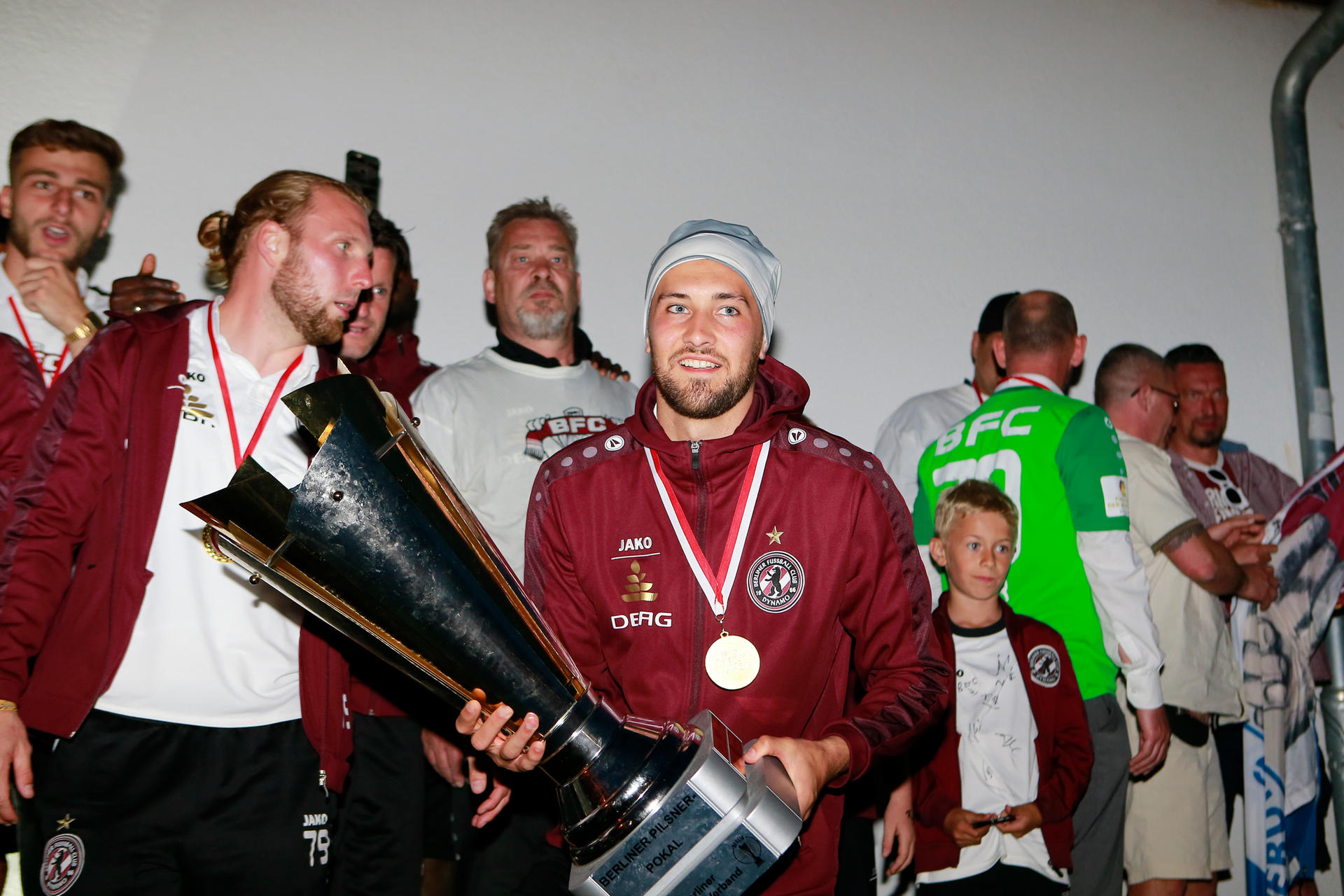 Rufat Dadashov mit Pokal und Mütze.