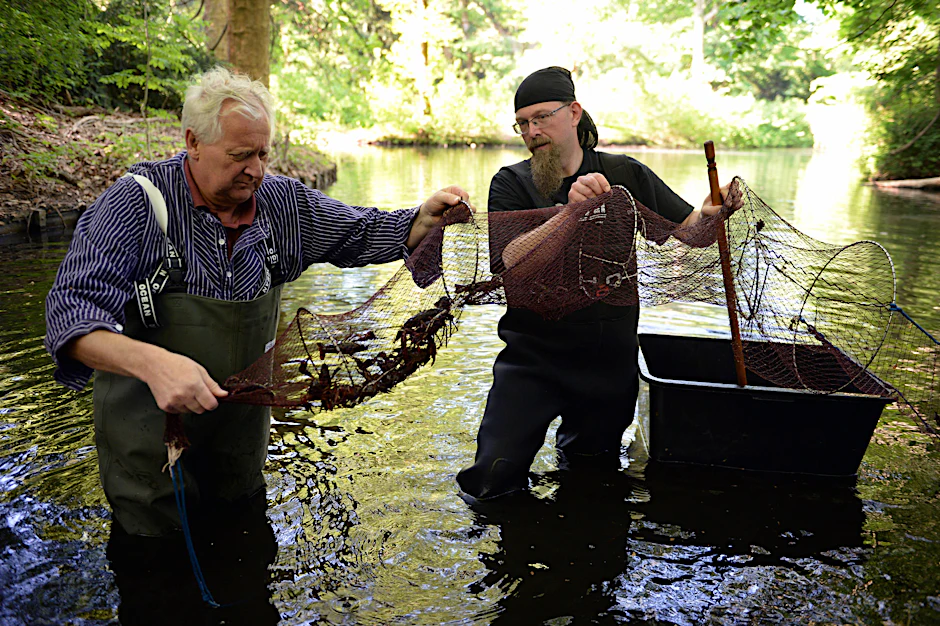 Magere Ausbeute: Klaus Hiddes (l.) bester Tiergartenfang enthielt 140 Krebse in einer Reuse.  
