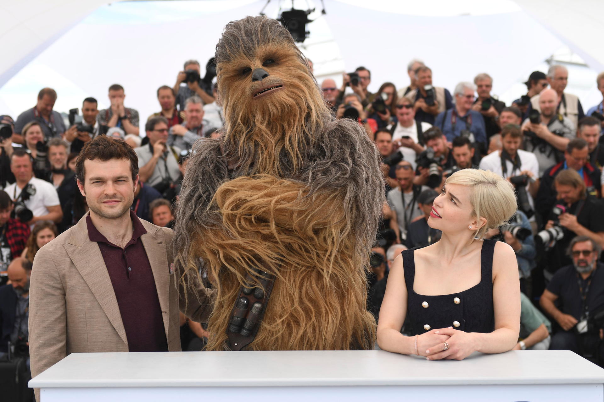 Gruppenbild mit Dame: Alden Ehrenreich, Joonas Suotamo mit Emilia Clarke – sie spielt die mysteriöse Qi’ra.