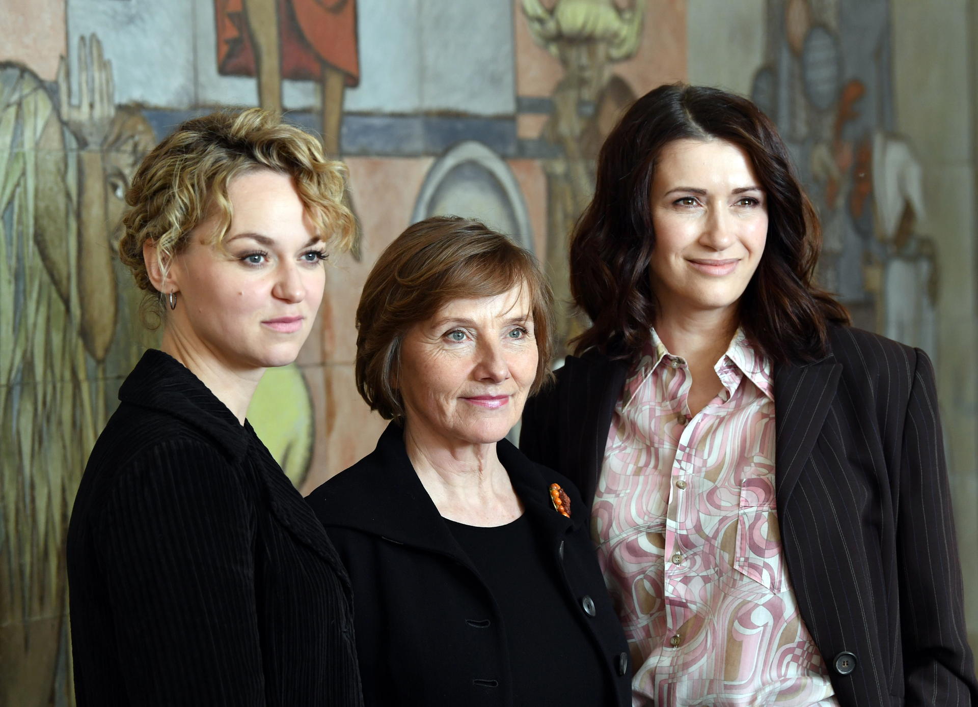 Die Schauspielerinnen Lisa Wagner, Ruth Reinecke und Claudia Mehnert (v.l.) stehen am Set der vierten Staffel der ARD-Fernsehserie "Weissensee". 