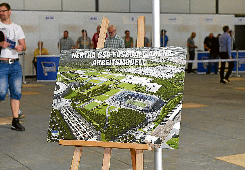 Den Mitgliedern wurden die Stadionpläne bei Versammlung erklärt.