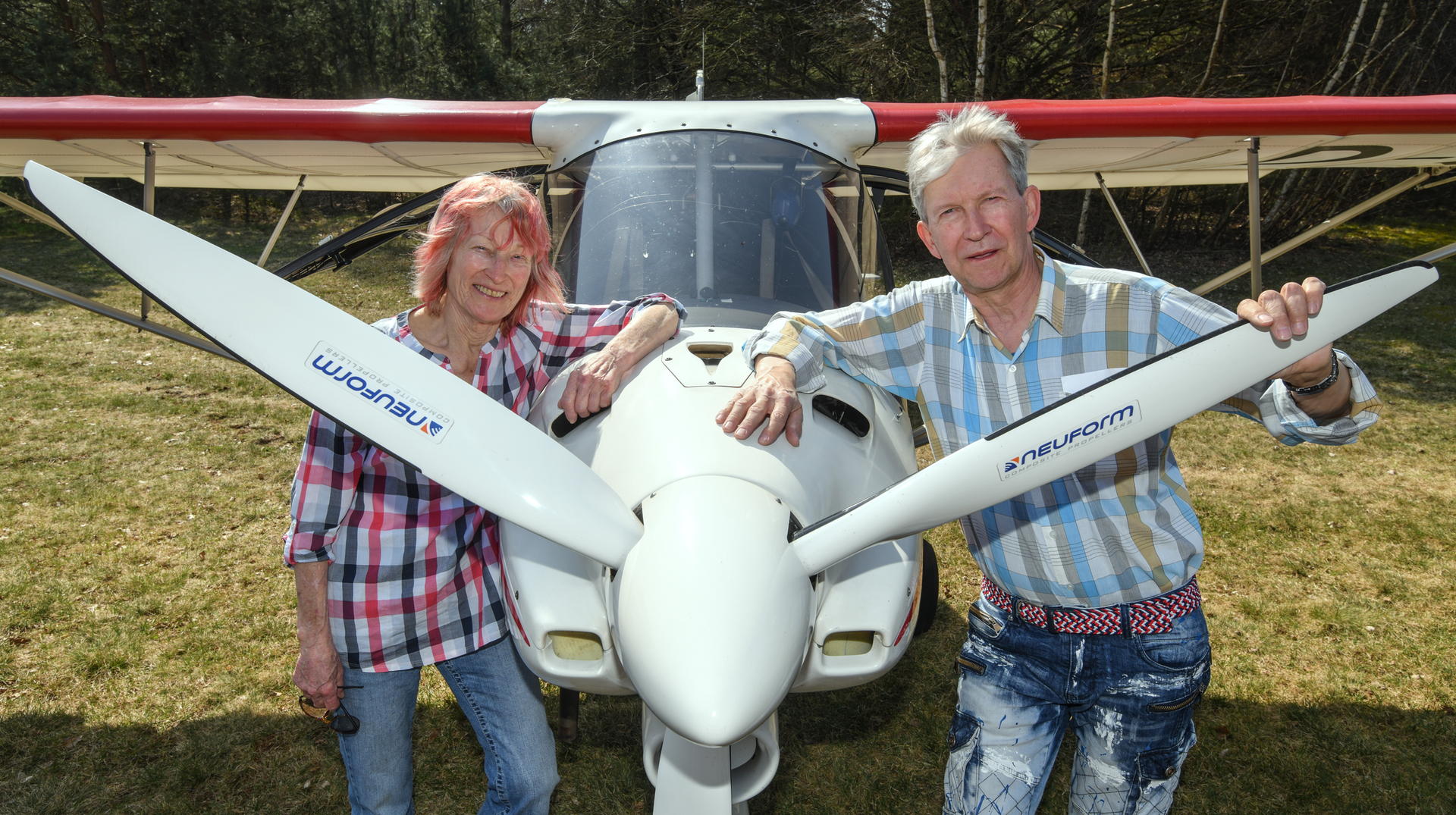 Die Lehrerin und der Schüler: Rosemarie Hempel bringt Hans-Jürgen Herget (62) alles über das Fliegen bei.