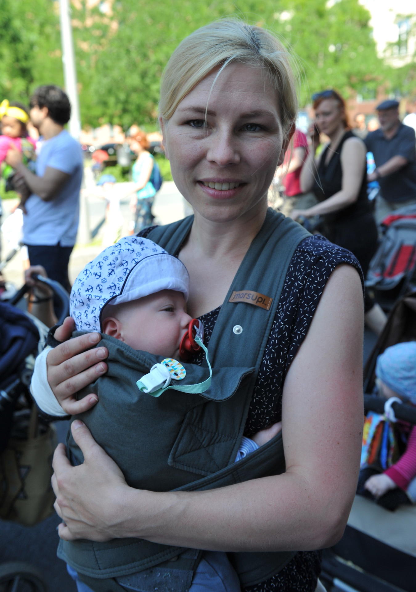 Linda Hasselmann (36) mit Leo (5 Monate) aus Friedrichshain: „Wir haben uns seit Oktober vorigen Jahres um einen Kita-Platz bemüht und nun eine Zusage. Das ist wie ein Lotto-Gewinn. Meine Schwester ist Erzieherin. Ich kenne also die Situation der Erzieher. Auch für sie bin ich hier.“ 
