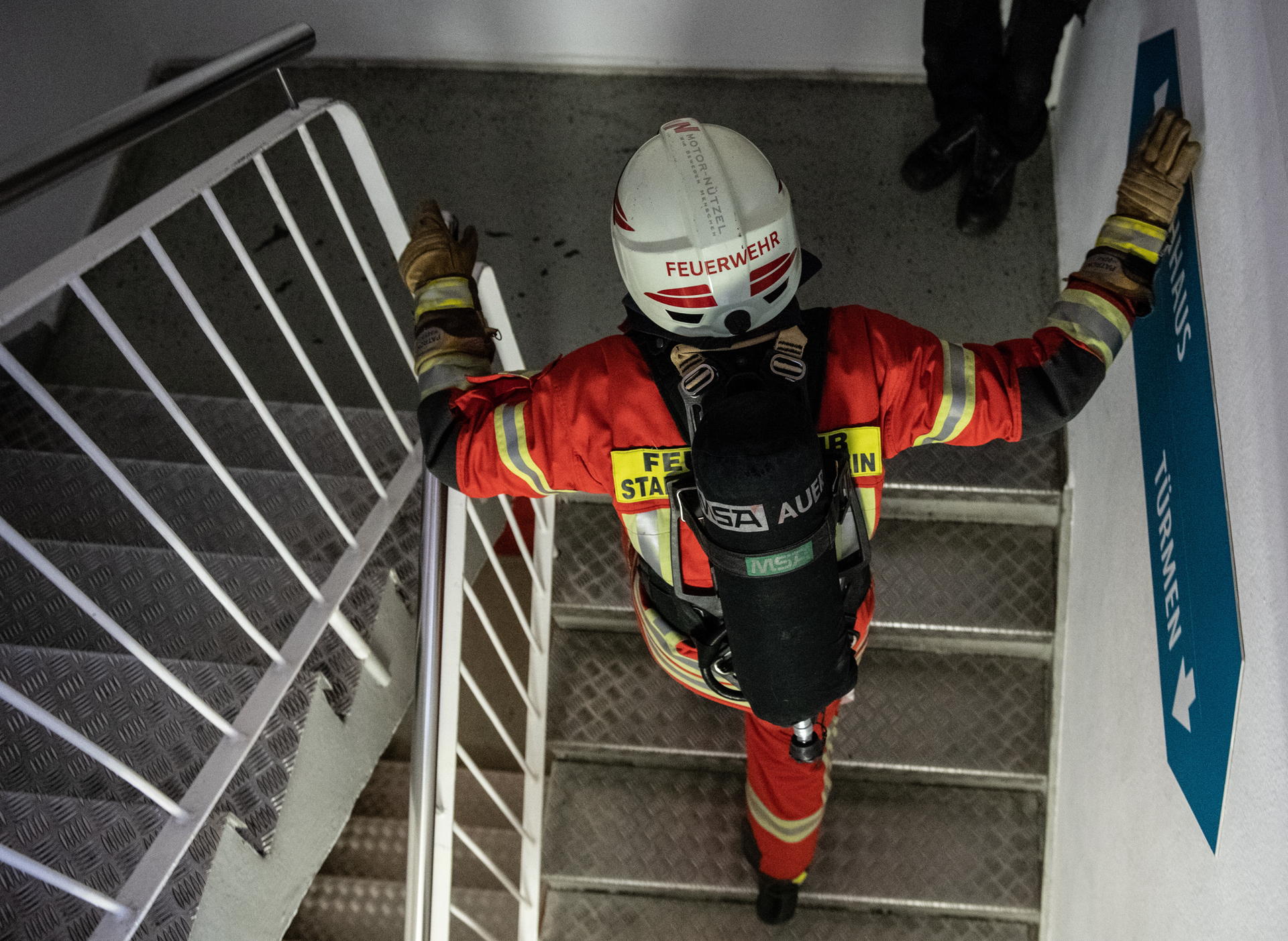 Feuerwehrmänner rennen unter vollem Atemschutz durch das Hotel Park Inn. Beim „Firefighter Stairrun“ müssen sie es zu Fuß bis in die 39. Etage schaffen.   