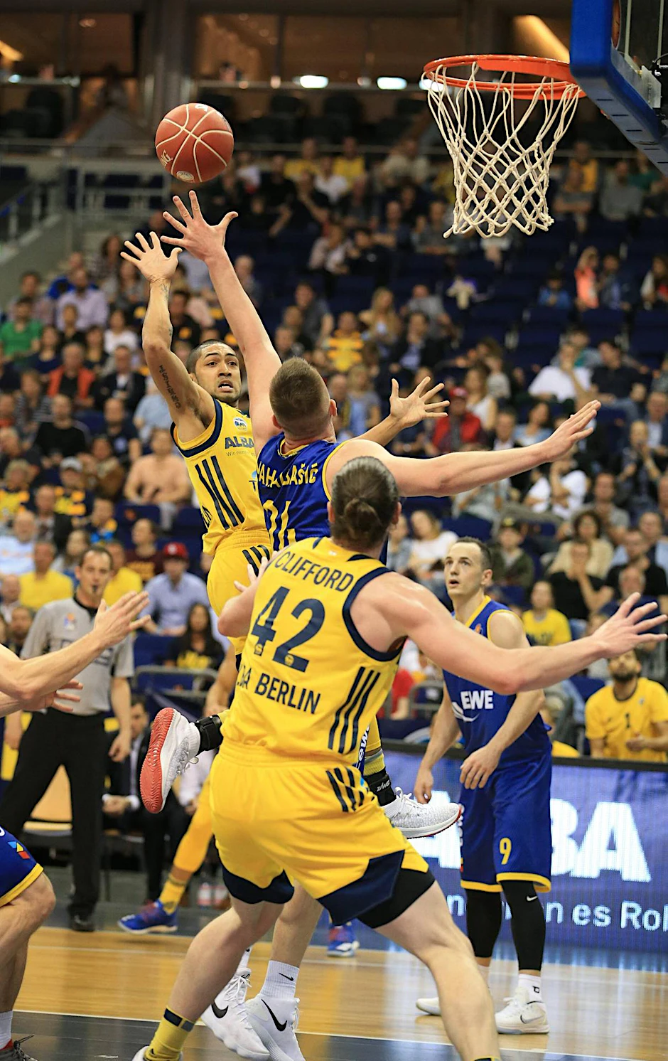 Peyton Siva und Dennis Clifford im Duell mit Oldenburgs Rasid Mahalbasic.