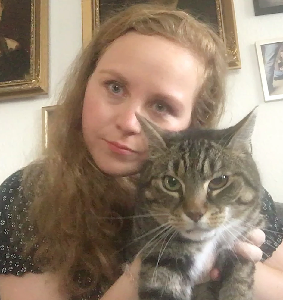 Anne mit ihrer völlig verstörten Katze Hexe (7) am Tag nach dem schrecklichen Zwischenfall. 