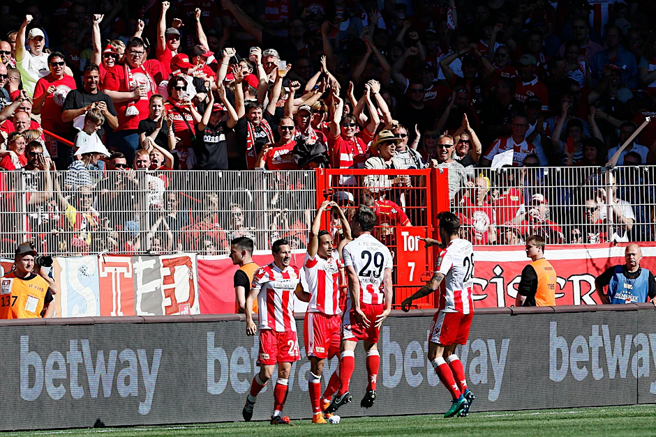 Zusammen jubelt Union schöner: Mannschaft und Fans feiern Redondos Führungstreffer. 
