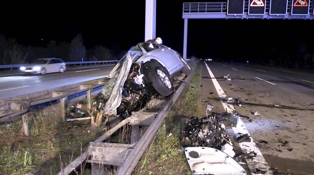 Der VW Golf des Paars wurde auf die Leitplanke geschleudert.