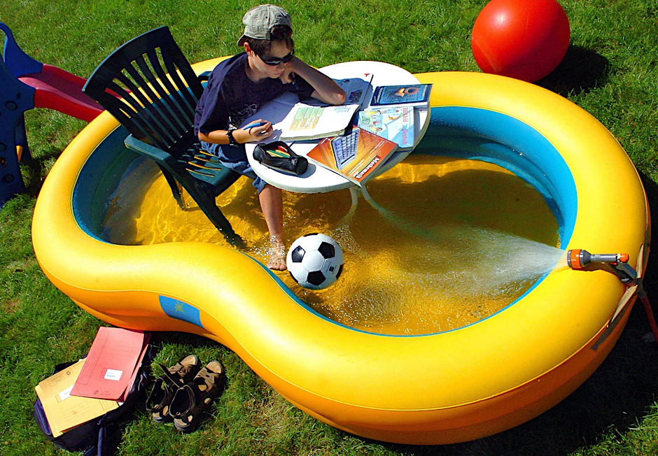 Ein Traum für Schüler: Hausaufgaben machen im Mini-Pool.